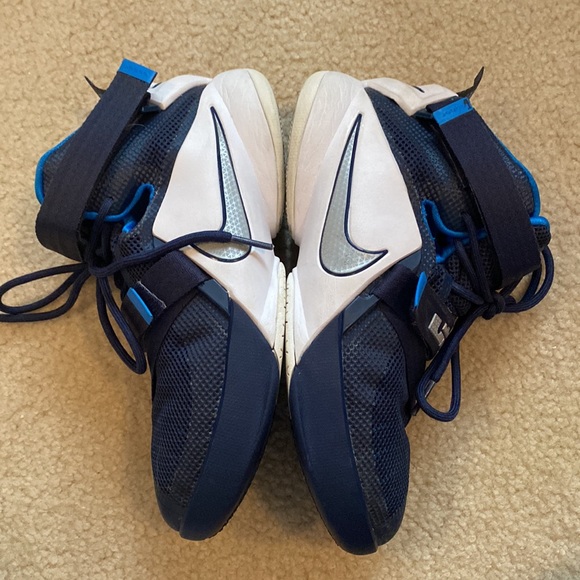 Lebron basketball shoes - Picture 4 of 5